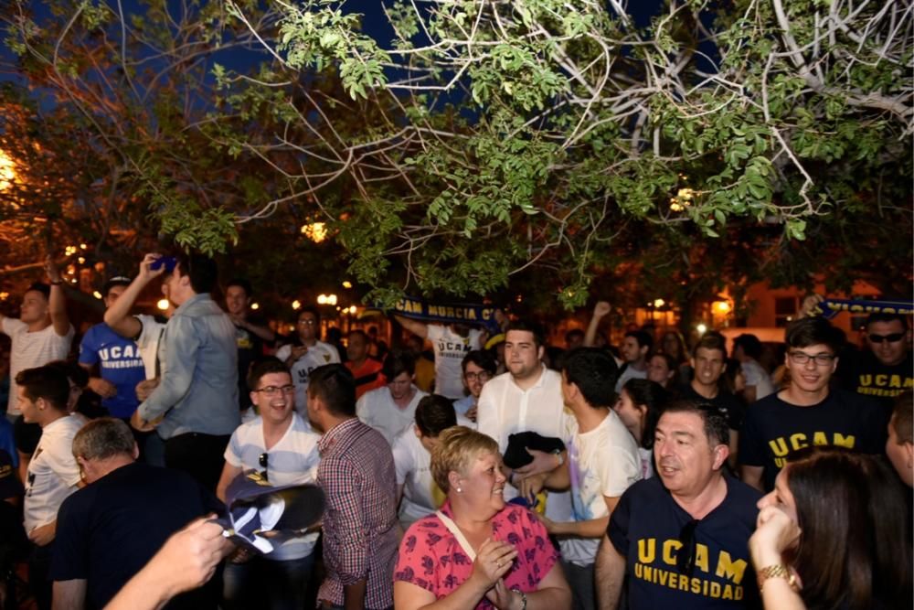 Los aficionados del UCAM lo celebran desde la universidad