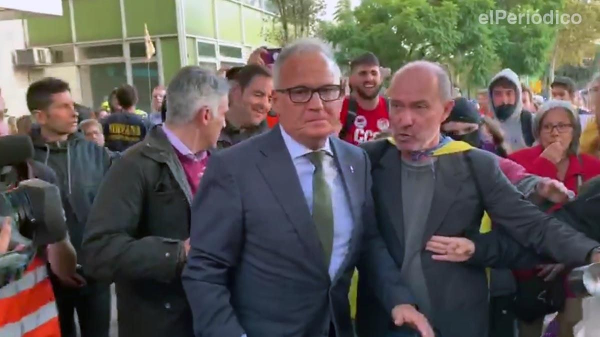 Varios manifestantes increpan al concejal del PP, Josep Bou, en el Palau de Congressos. 