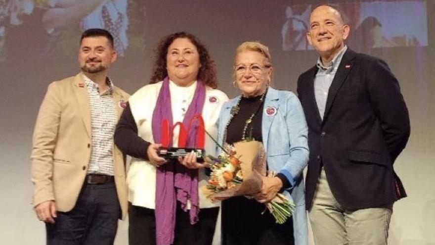 Estrella García, con un ramo de flores, en un homenaje organizado por OSP.