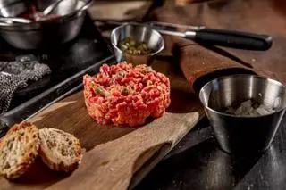 'Steak tartar' con salsa de yema curada: la receta de corte tierno para triunfar en casa