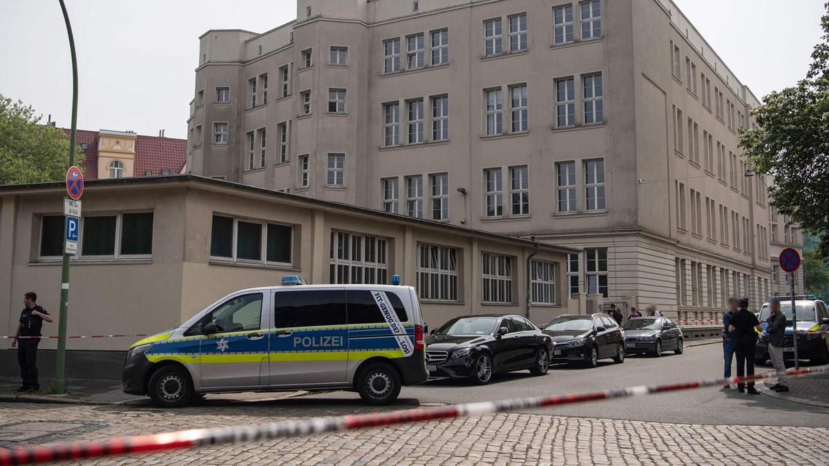 Policía en el exterior de la escuela Lloyd Gymnasium, en Bremerhaven, donde se ha producido un tiroteo