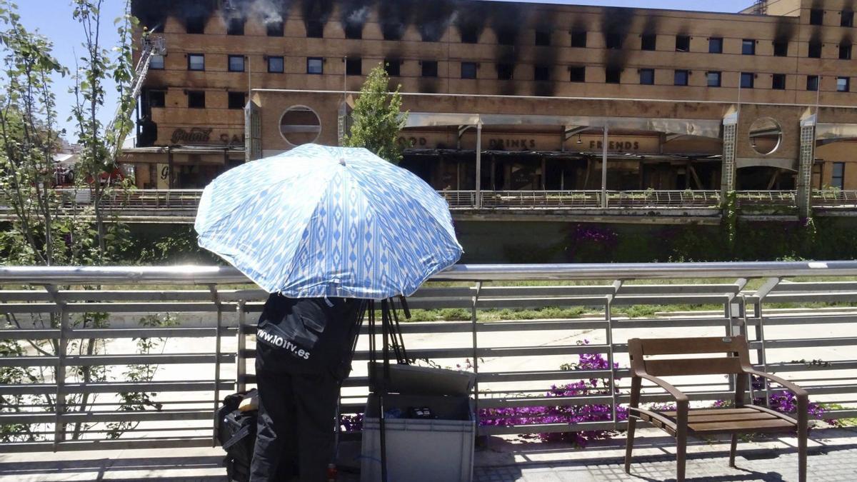 Una imagen del hotel Ibis afectado por el incendio.