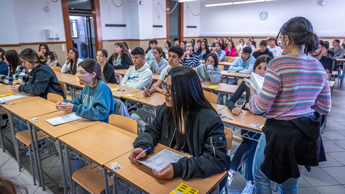 Estudiantes realizan las pruebas PAP para ser maestros en Barcelona.