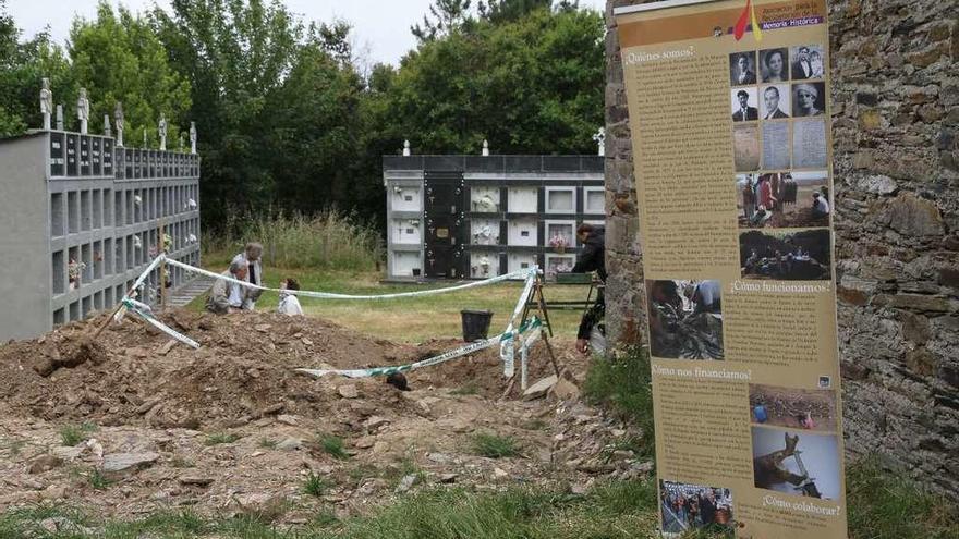 Exhumación de la fosa de Castoncelos, en A Pobra do Brollón, en julio de 2016.