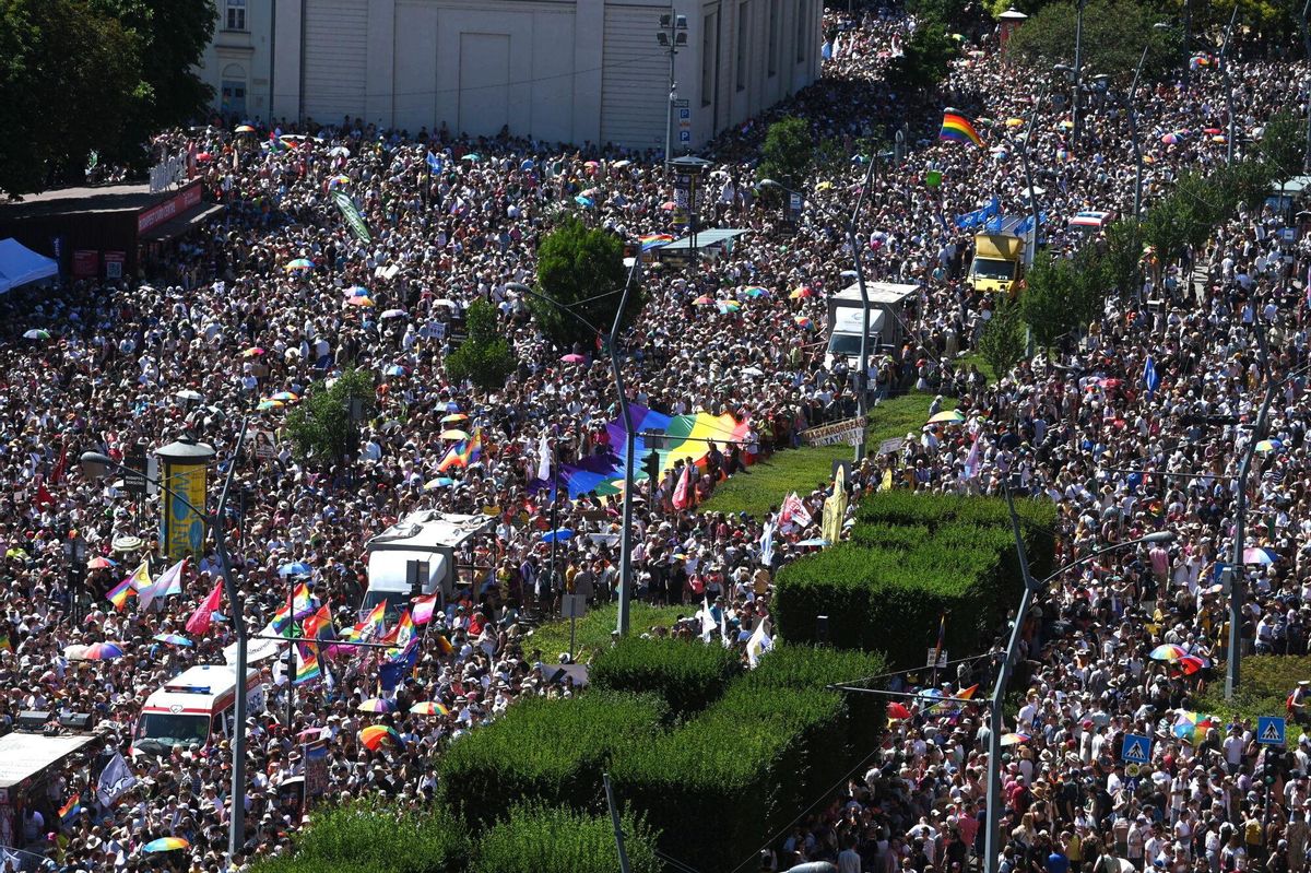 Budapest (Hungría), 28/06/2025.- Participantes en la marcha del Orgullo de Budapest, Hungría, el 28 de junio de 2025. Miles de personas se congregaron en la marcha a pesar de una ley aprobada a principios de año que prohíbe los eventos del Orgullo. (Hungría) EFE/EPA/ZOLTAN