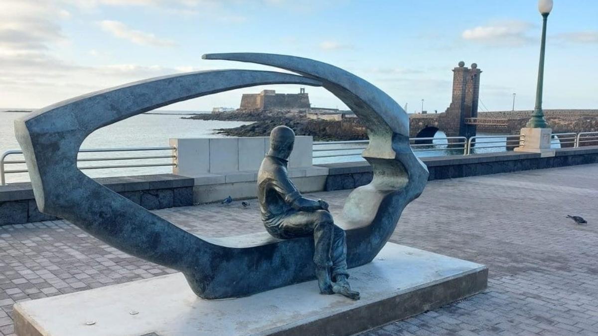 La escultura homenaje a César Manrique vuelve a estar visible , tras los carnavales de Arrecife