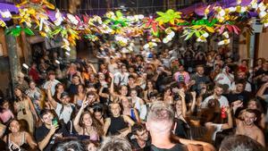 Concierto en una de las calles durante las fiestas de Sants en Barcelona