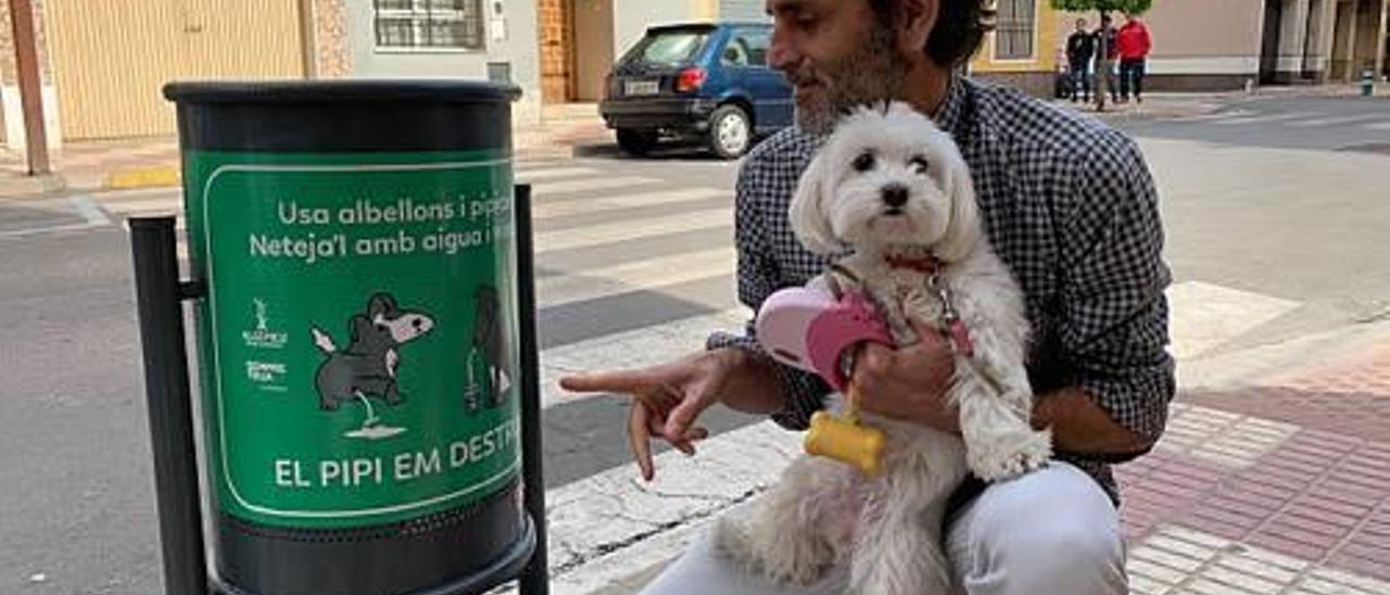 Una campaña municipal realizada contra los orines de perros.