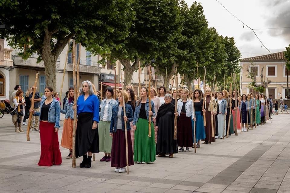 Las mujeres de Artà salen a la calle ‘Endimoniades’ de la mano de Pilar Albarracín