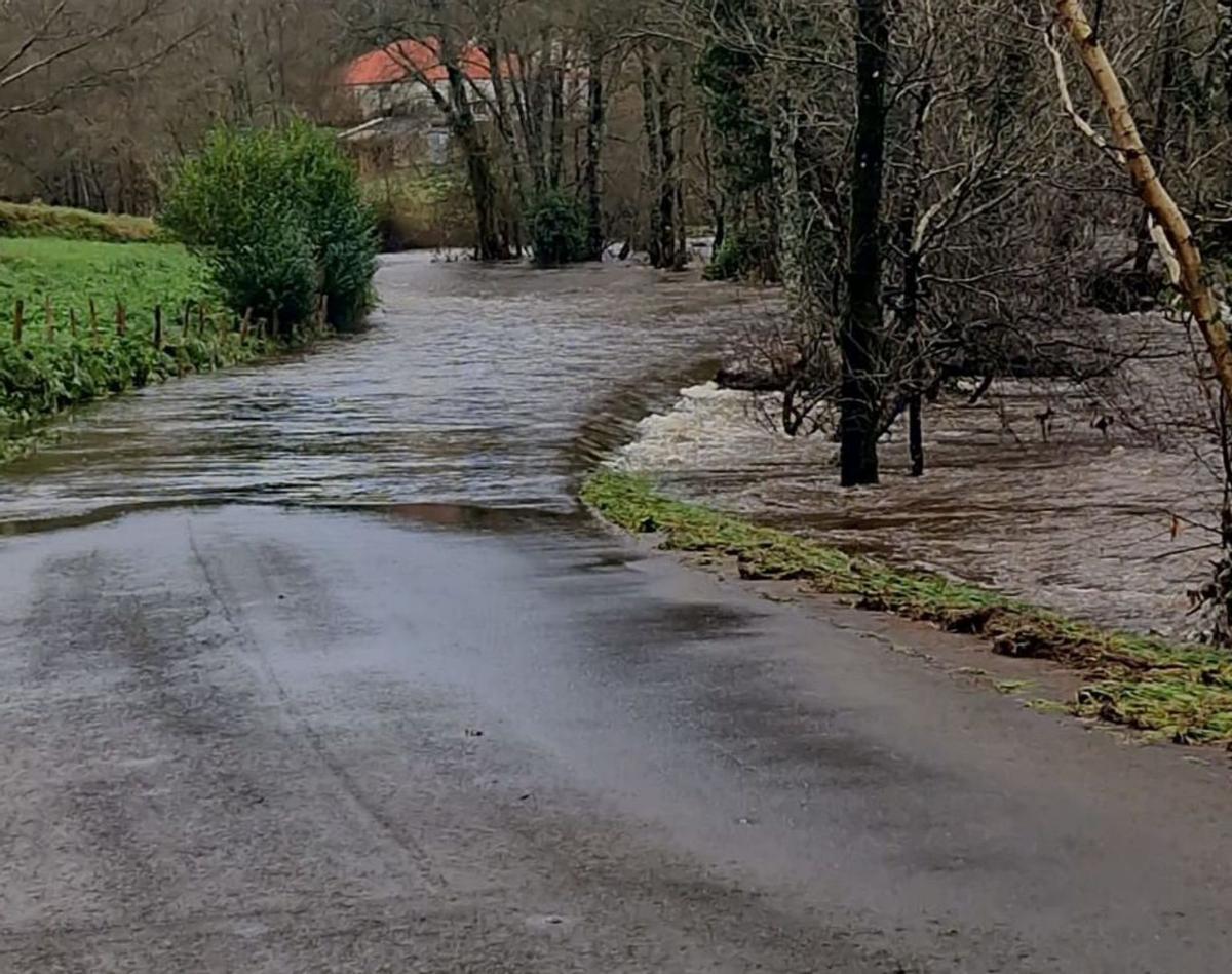 Pista cubierta por el agua en el lugar de Os Muiños. |   // EMERXENCIAS LALÍN