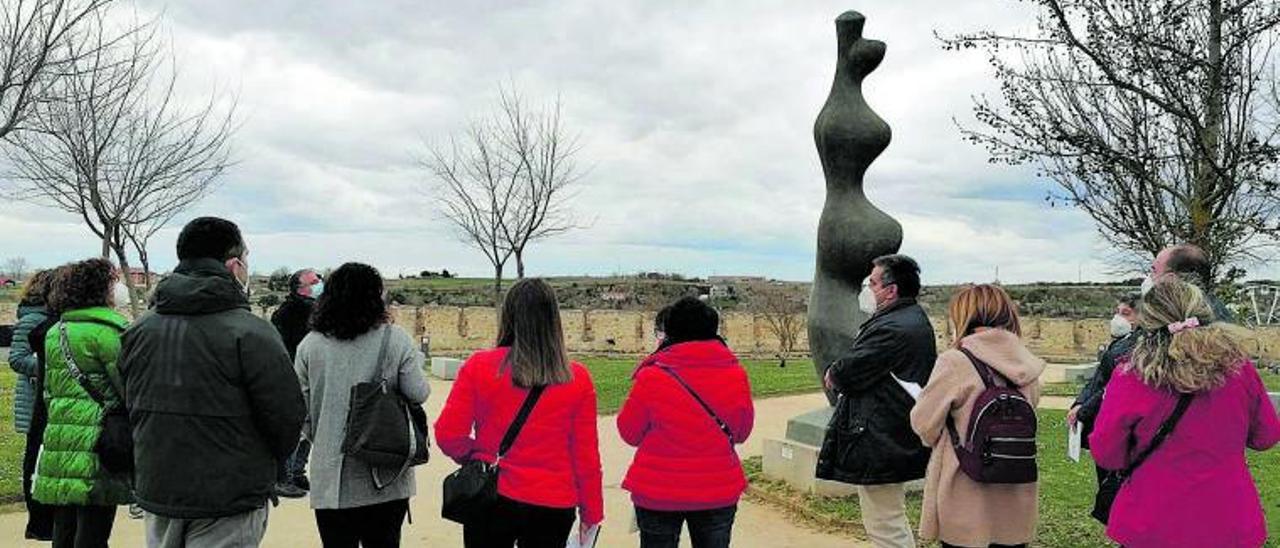 Una de las visitas que los profesores realizaron a los jardines del Castillo, para ver las esculturas de Baltasar Lobo en el exterior. | Cedida