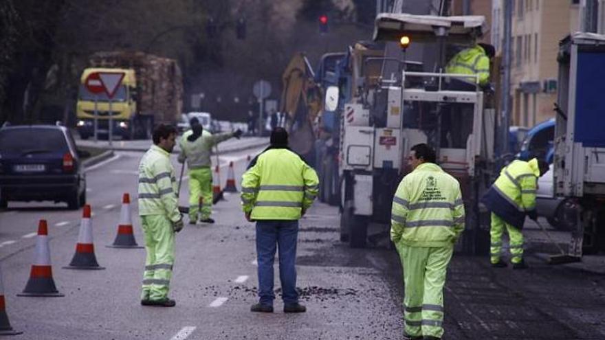 Trabajos de rehabilitación del firme en la avenida de la Feria.