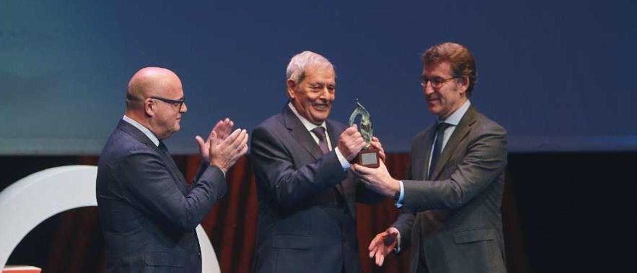 Alberto Núñez Feijóo entrega una escultura de Xosé Cid a Alfonso S. Palomares. // Iñaki Osorio