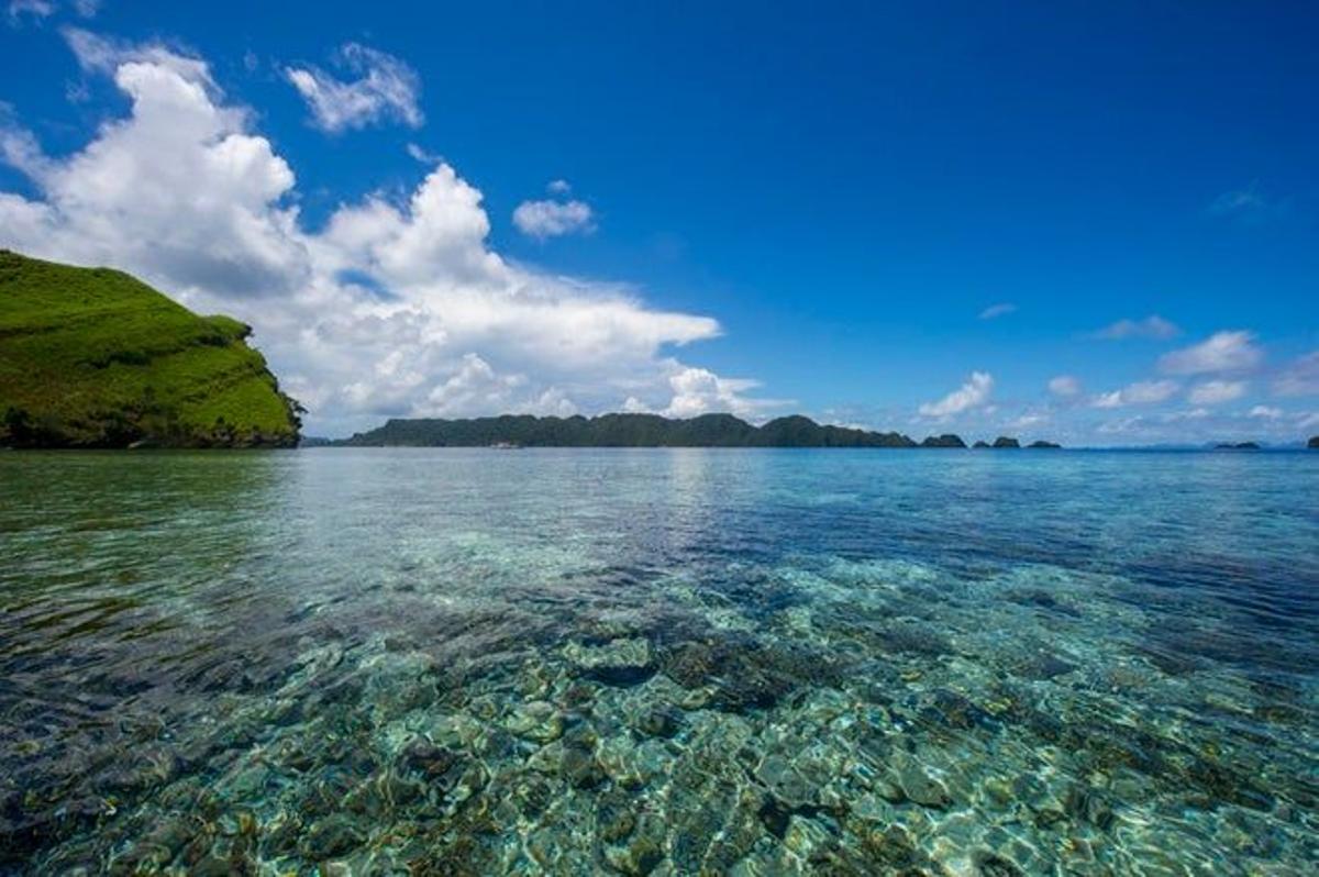 Aguas turquesas bañan las costas de las islas del archipiélgo Raja Ampat.