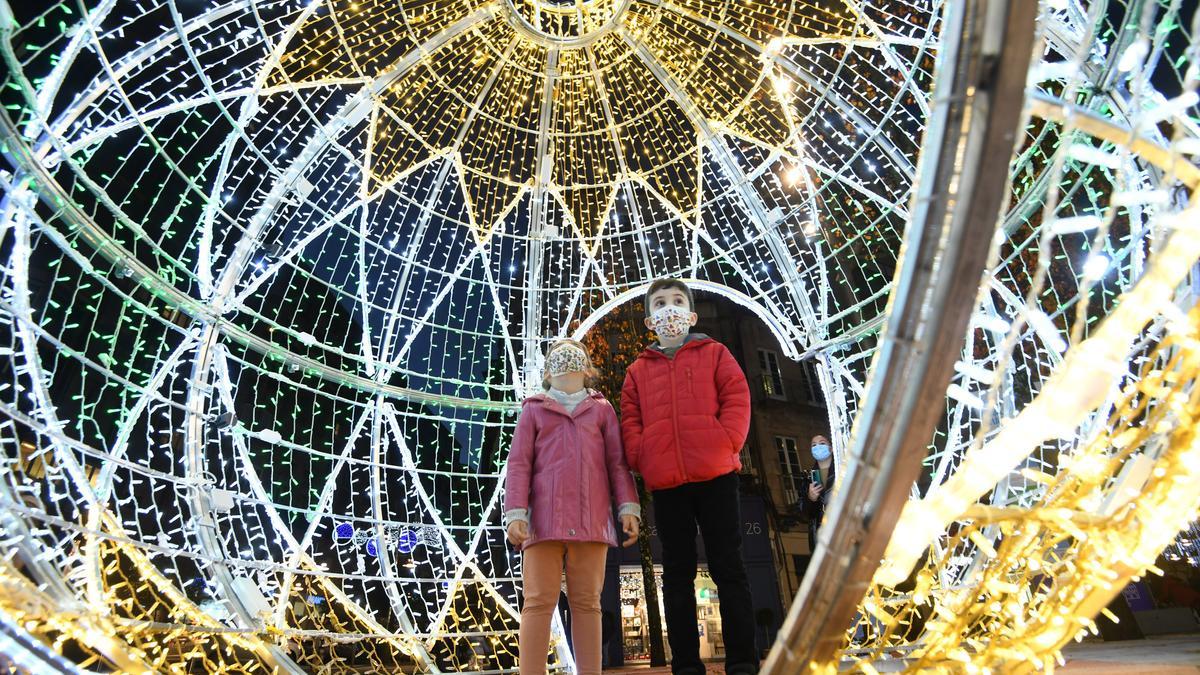 Una bola de luces de Navidad en las fiestas de Pontevedra