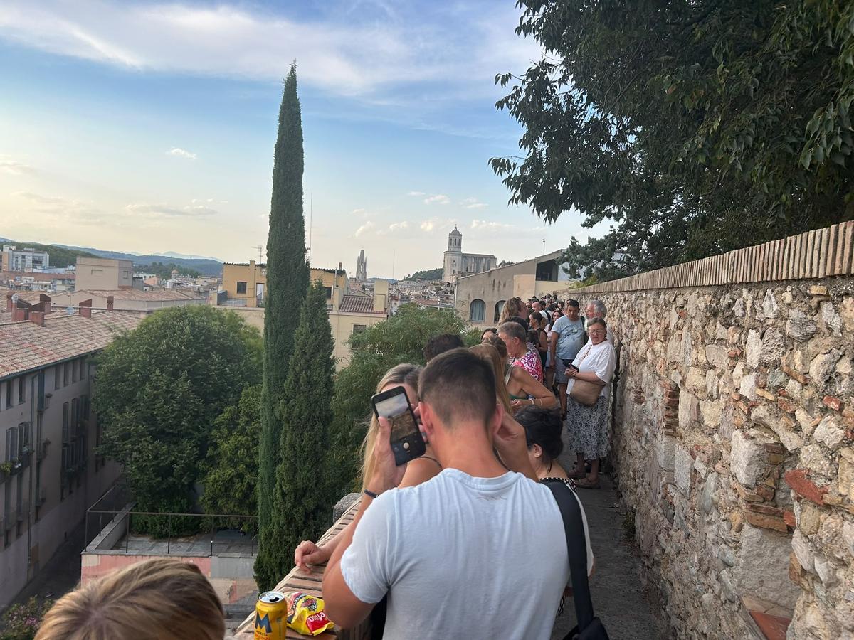 Girona veu apagar-se el Sol des de la muralla