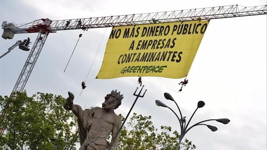 Greenpeace despliega una pancarta contra las ayudas a vehículos contaminantes