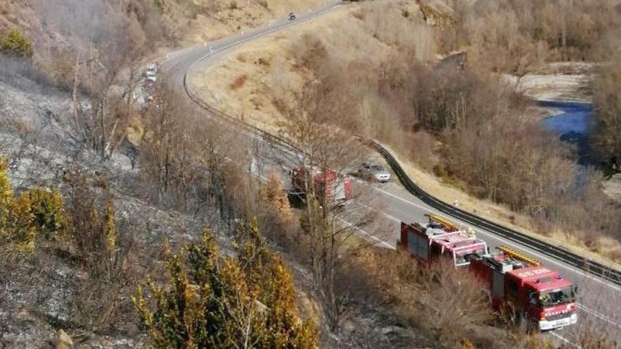 L&#039;incendi de vegetació en un dels marges de l&#039;N-260 a Prullans, el 20 de febrer del 2021