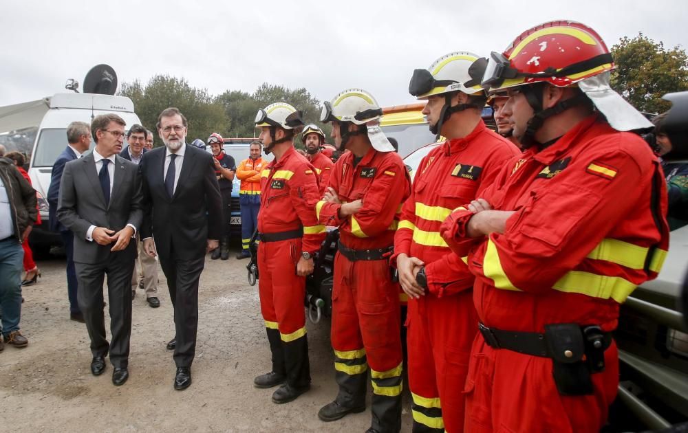 El presidente del gobierno Mariano Rajoy en Amoedo en la zona cero de los incendios.