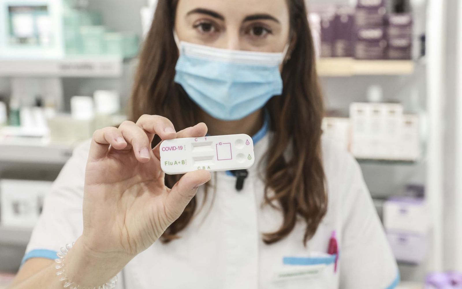 La farmacéutica Cristina Braña Alonso sostiene uno de los nuevos test combinados de antígenos. | Irma Collín