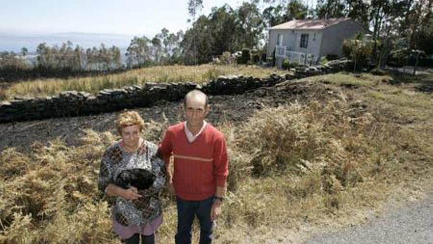 Josefa, con su perro ´Perliña´, y Joaquín ante su casa de A Figueira