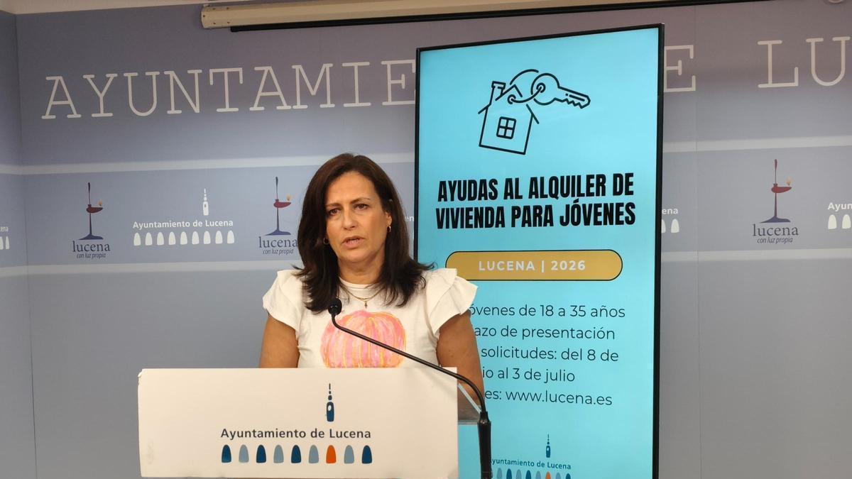 La concejala del Ayuntamiento de Lucena Miriam Ortiz, durante la rueda de prensa.