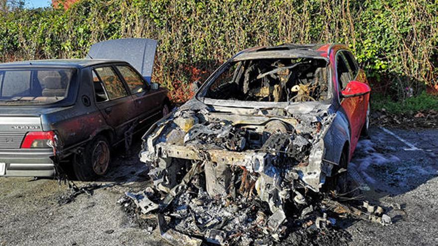 Un incendi crema un cotxe i en malmet dos a Palamós