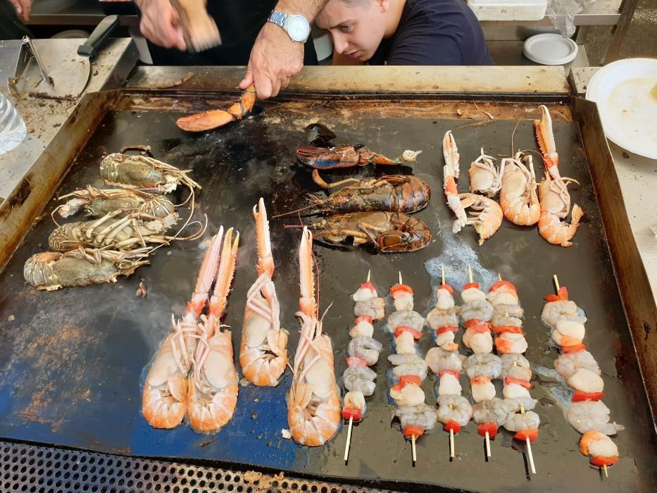 La XVII edición de la Festa do Marisco dijo adiós ayer con largas colas y miles de raciones vendidas.