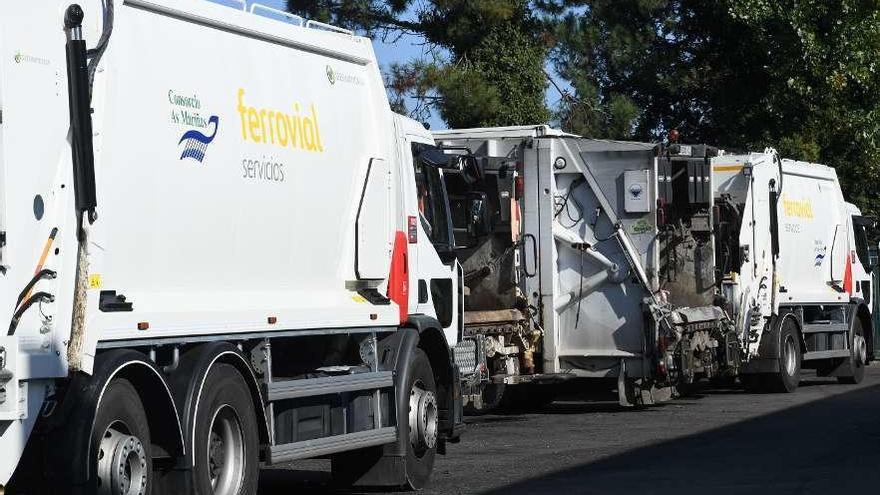 Camiones de recogida de basura de Cespa, en las instalaciones del Consorcio, en Guísamo.