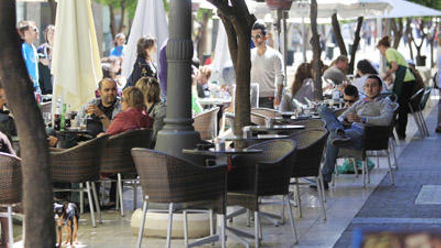 Terraza en la calle peatonal de Convento de Santa Clara.