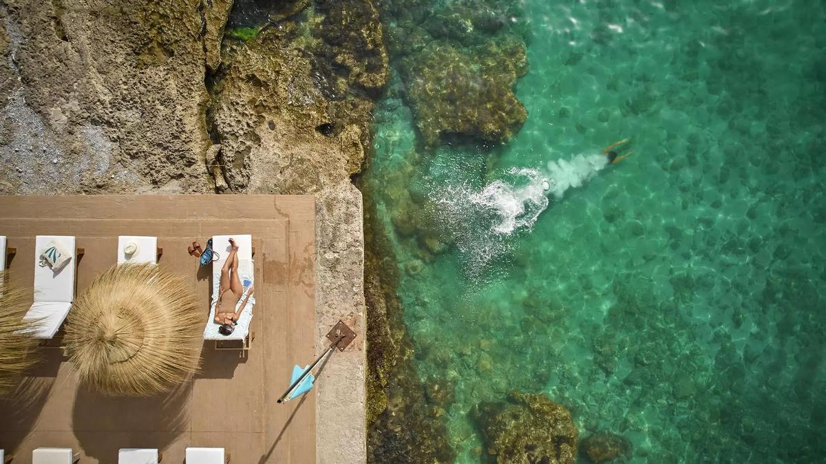 Genießen Sie einen Sommertag, entspannen Sie auf einer Sonnenliege und schwimmen Sie im Meer AQUA Beach Club