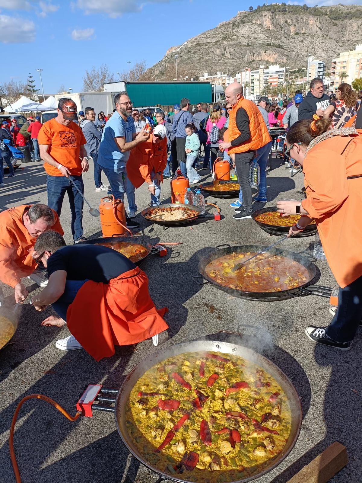Participantes en el concurso de paellas de la JLF de Cullera en una imagen de una edición anterior.