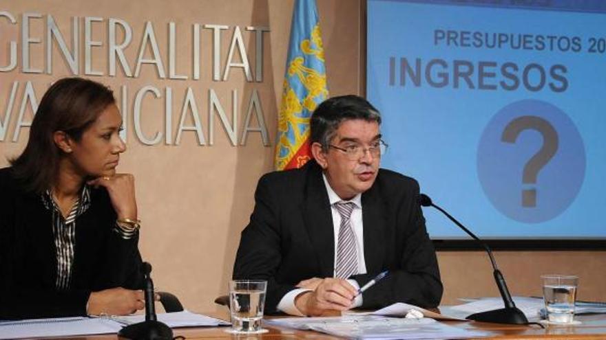 La consellera Lola Johnson, portavoz del Consell, y el titular de Hacienda, José Manuel Vela, presentando los presupuestos de 2012.