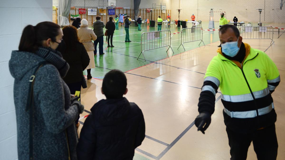 Fila para el cribado masivo que tuvo lugar en Malpartida en enero.