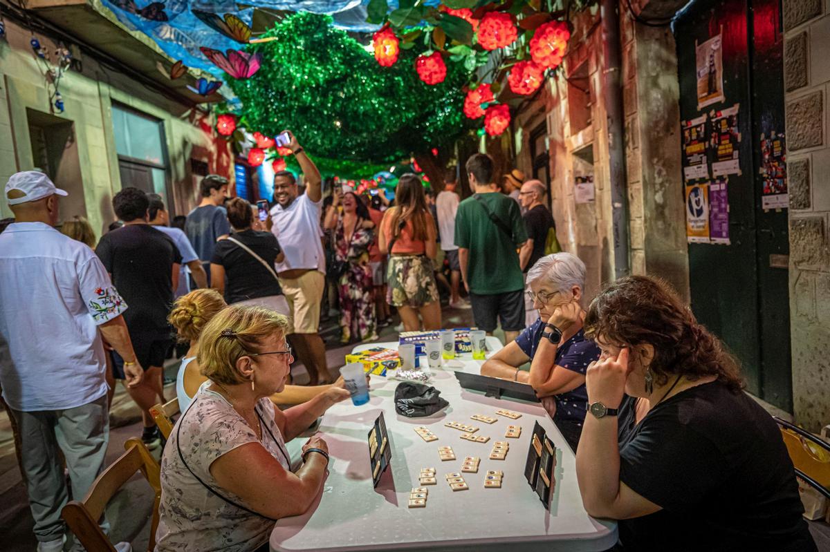 Ambiente en la primera noche de las fiestas de Gràcia.