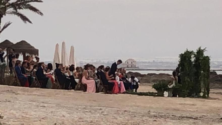 Boda en la playa, en una foto que se adjunta en las denuncias.