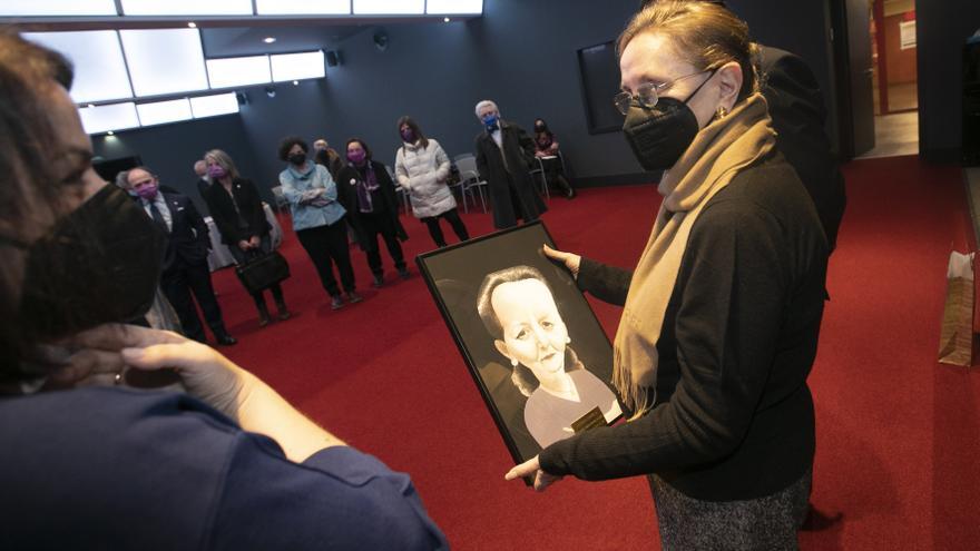 Amelia Valcárcel recibe su premio &quot;Asturiana del mes&quot; de LA NUEVA ESPAÑA por su contribución al feminismo