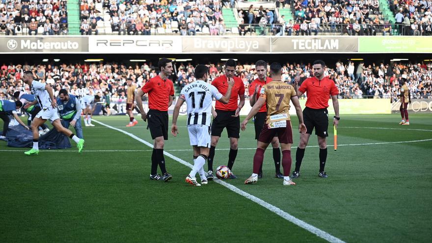 Vídeo | Los graves errores del árbitro del Castellón-Córdoba, la reacción de Voulgaris...