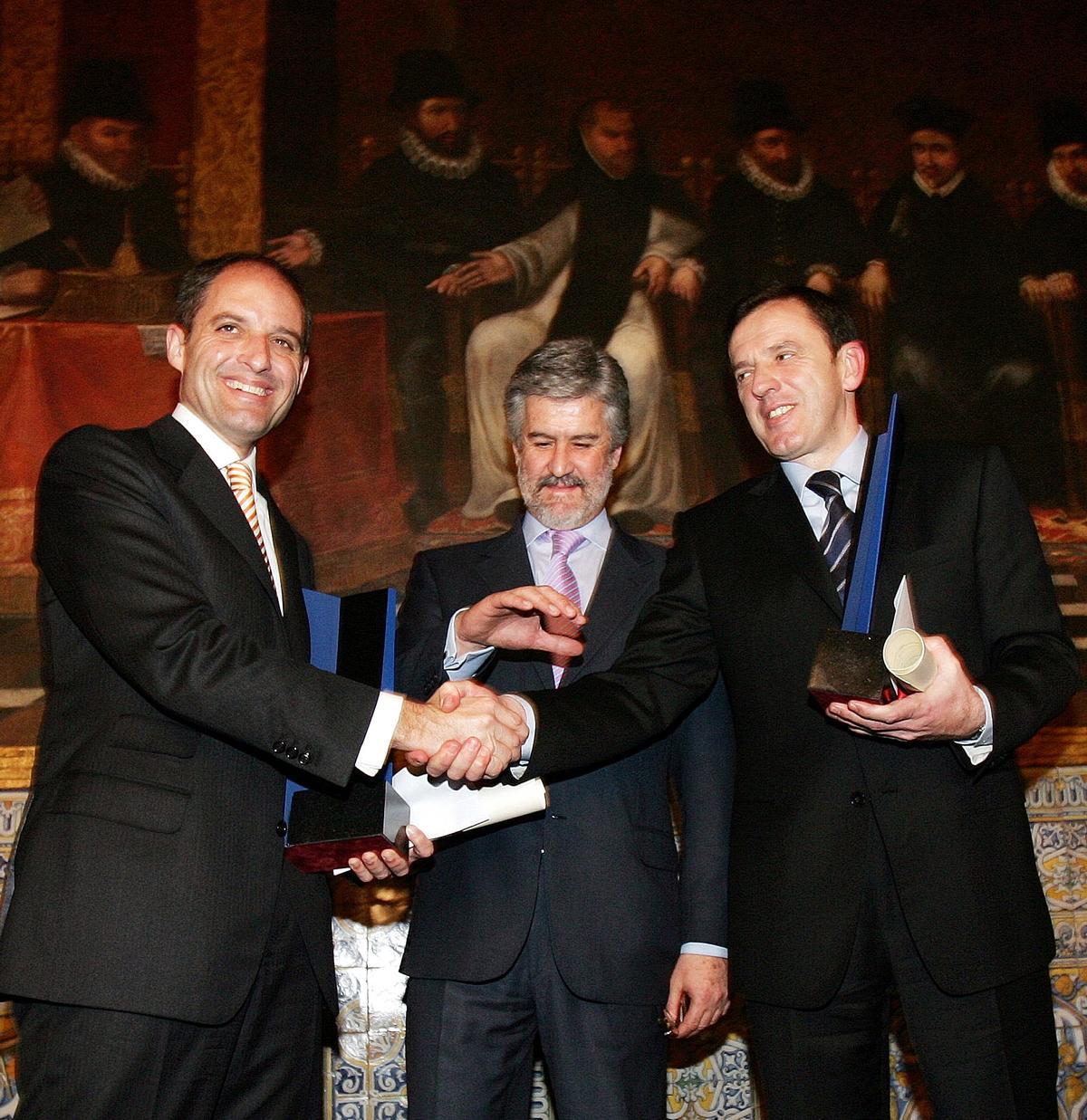 Camps y Pla, firmantes de la reforma pactada en PP y PSPV en 2006.