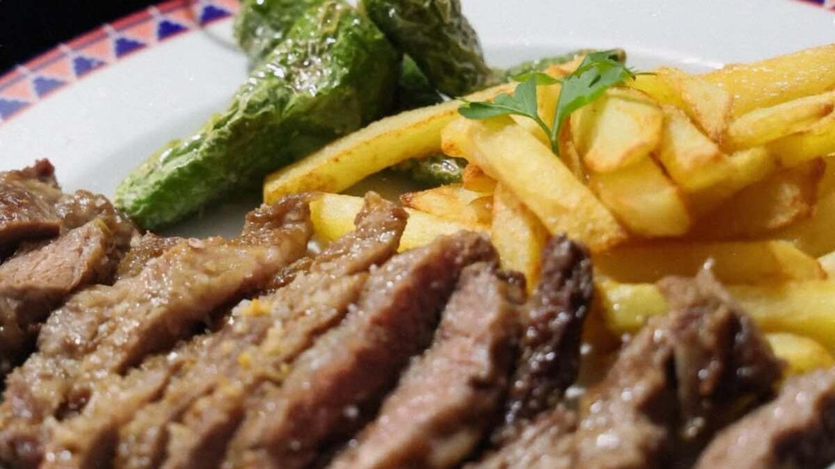 Las carnes a la brasa acompañadas de papas son uno de los imprescindibles