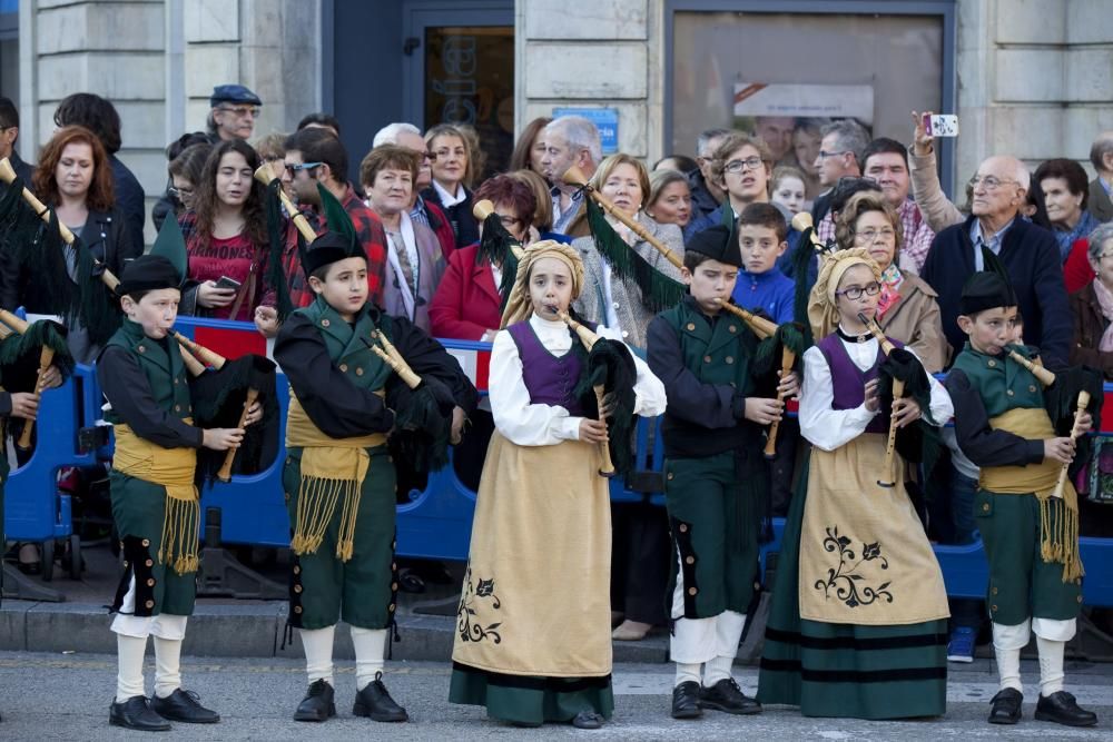 Ambiente en la calle durante la entrada a los premios y concentración antimonarquía