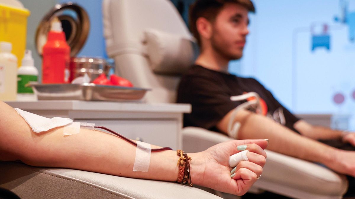 Dos personas donan sangre en Galicia, en una imagen de recurso.
