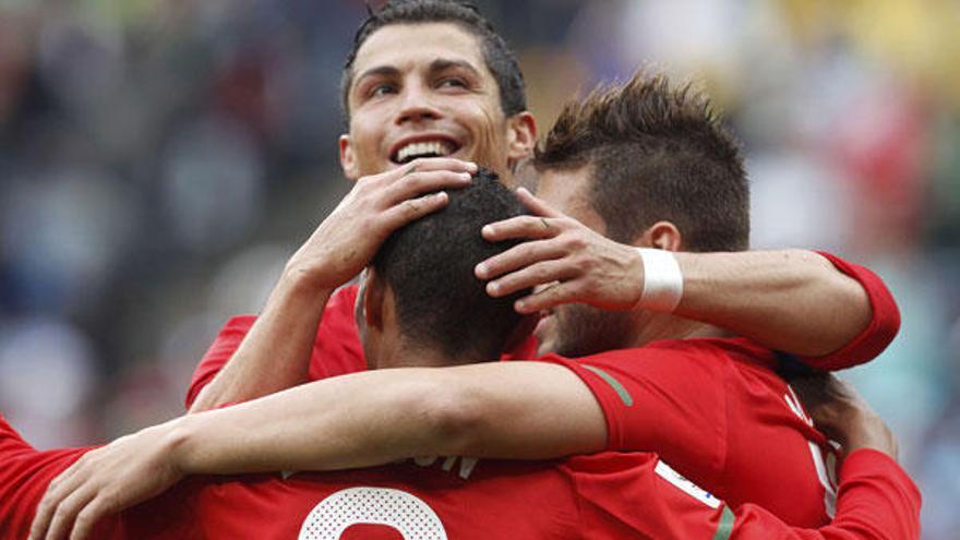 Los portugueses celebran uno de sus goles a Corea del Norte