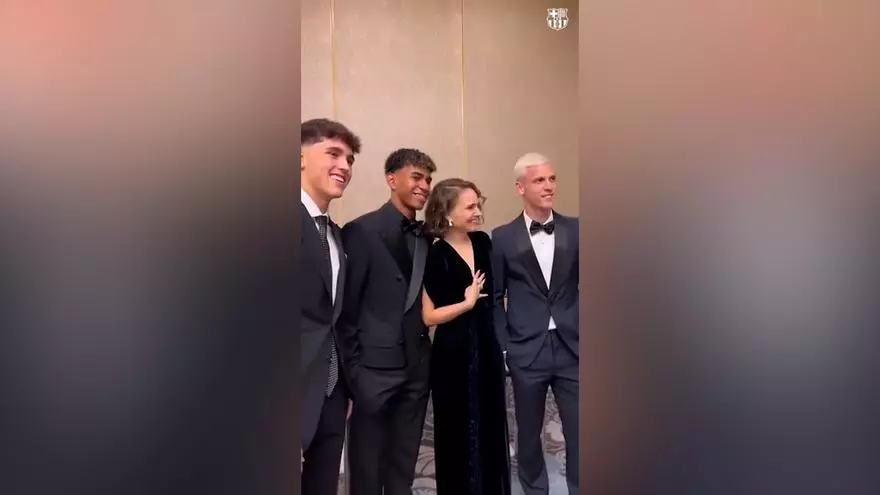 El gesto de Natalie Portman al hacerse una foto con los jugadores del Barça