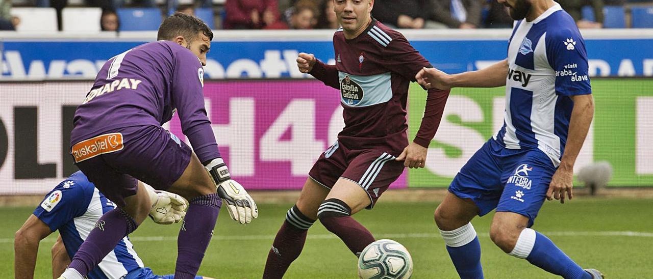 Iago Aspas, durante una jugada de ataque del Celta en la última visita a Mendizorroza. |  // LOF