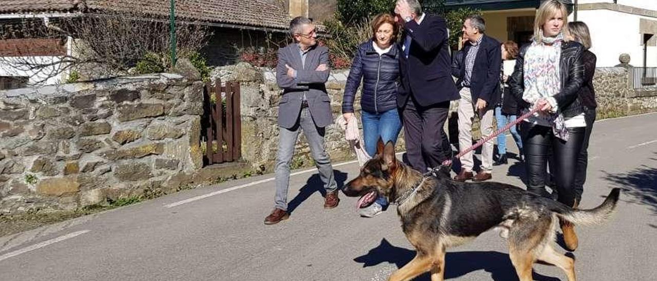 Marta Alonso, con su perro &quot;Yaqui&quot; en Ponga.