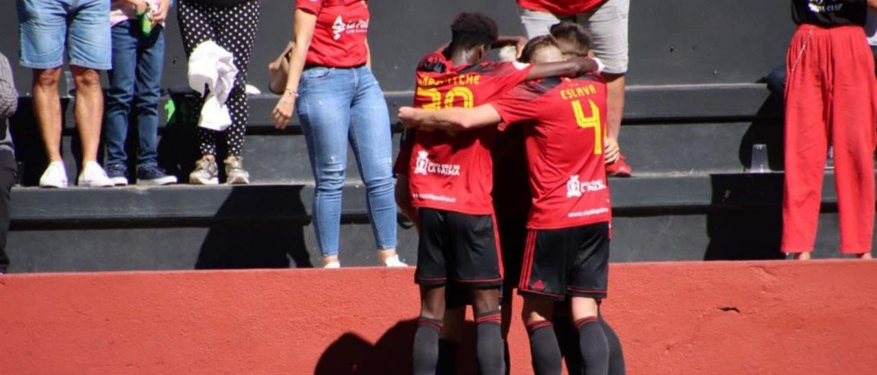 Salifo y Eslava, celebrando un gol junto a la afición rojinegra. | | CD MENSAJERO