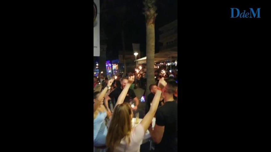 Una Platja de Palma llena de gente y sin distancia de seguridad ni mascarillas