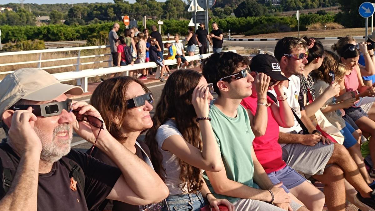 Personas de Gilet viendo el eclipse desde el puente de Petrs