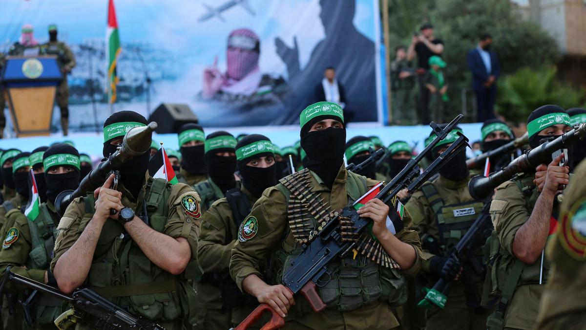 Archivo - Miembros del brazo militar del Movimiento de Resistencia Islámica (Hamás), las Brigadas Ezzeldín al Qassam, en el campamento de Al Bureij, en la Franja de Gaza (archivo)